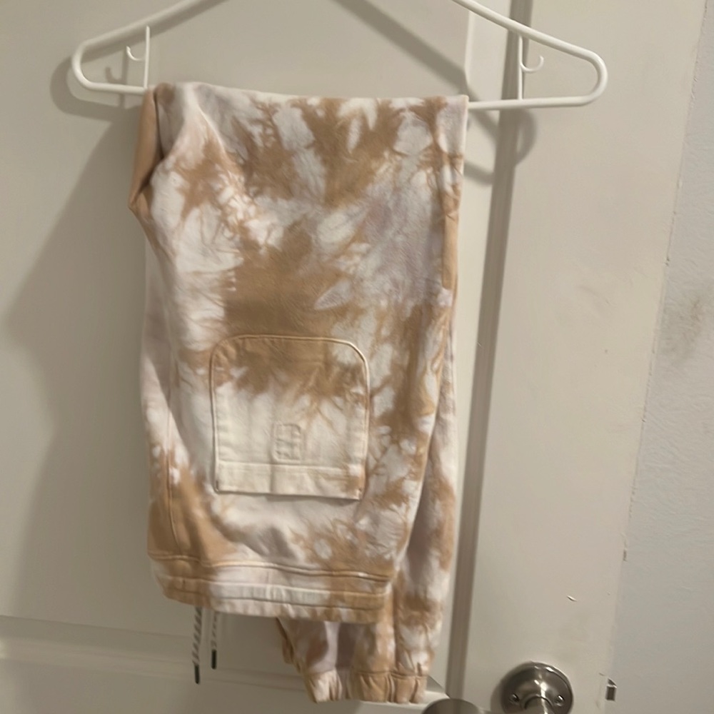 Vuori activewear tie dye heavier material. Runs on smaller size